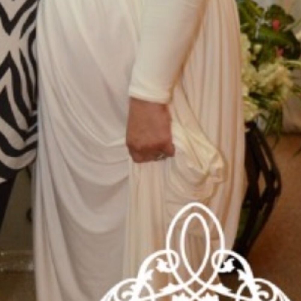 Maternity Wedding dress in off white, size 10/11, Like New!